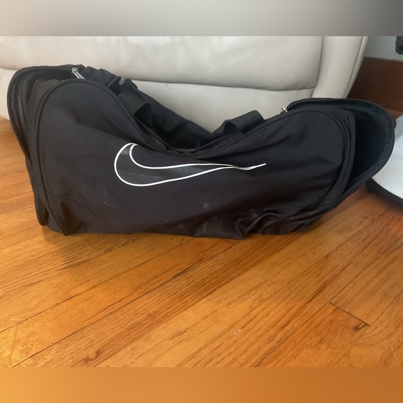 Nike Black Sports Duffel Bag - Picture 1 of 5